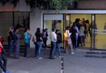 Así se forma la gente para ingresar a un cajero Bancomer en la CDMX. Foto María Luisa Severiano/ Archivo.