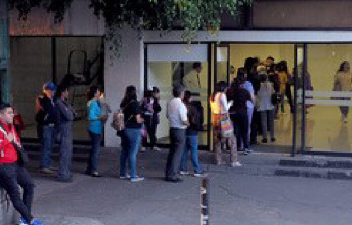 Así se forma la gente para ingresar a un cajero Bancomer en la CDMX. Foto María Luisa Severiano/ Archivo.