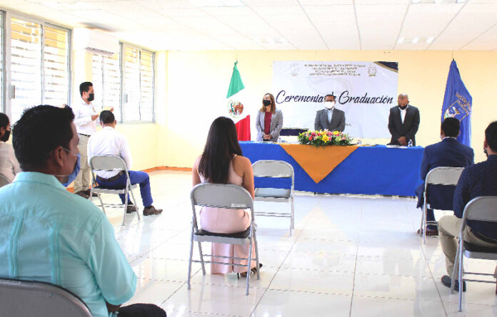 Se realizó la ceremonia simbólica de entrega de diplomas a estudiantes que egresaron de la Licenciatura en Entrenamiento Deportivo, generación 2016-2020.