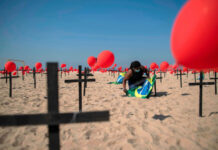 Homenaje a víctimas del Covid-19 organizado por la ONG Río de Paz en la playa de Copacabana. Foto Afp.