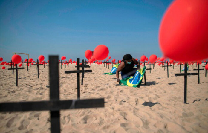 Homenaje a víctimas del Covid-19 organizado por la ONG Río de Paz en la playa de Copacabana. Foto Afp.