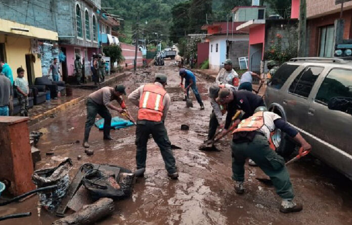 Distintas colonias y congregaciones de Xalapa resultaron afectadas debido a la tormenta tropical 'Marco'. Foto Twitter @SP_Veracruz.