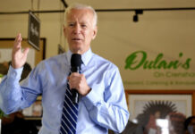 En esta fotografía de archivo, el ex vicepresidente Joe Biden, candidato presidencial demócrata, habla con líderes religiosos comunitarios en Los Ángeles. Foto Ap.