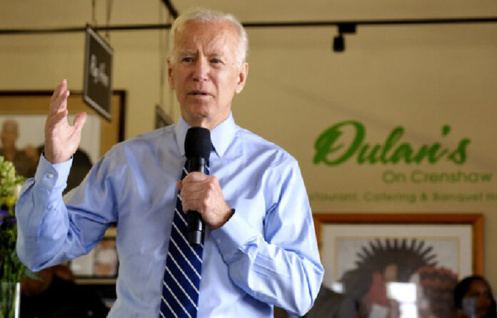 En esta fotografía de archivo, el ex vicepresidente Joe Biden, candidato presidencial demócrata, habla con líderes religiosos comunitarios en Los Ángeles. Foto Ap.