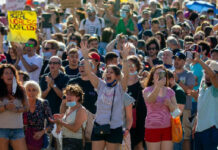 Miles de españoles asisten a una protesta en Madrid contra las restricciones contra el Covid-19. Foto AP.