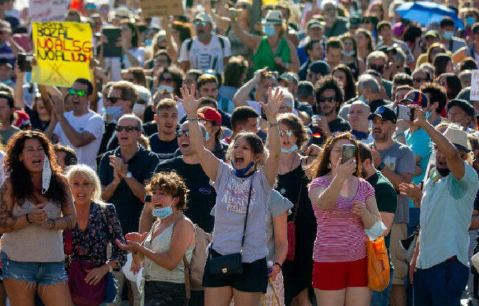 Miles de españoles asisten a una protesta en Madrid contra las restricciones contra el Covid-19. Foto AP.