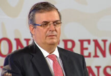 El canciller Marcelo Ebrard en la conferencia del presidente Andrés Manuel López Obrador, habla de la participación mexicana en proyectos de vacuna contra el Covid-19, el 11 de agosto de 2020. Foto twitter: @GobiernoMX.