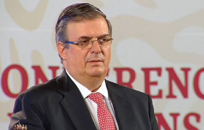 El canciller Marcelo Ebrard en la conferencia del presidente Andrés Manuel López Obrador, habla de la participación mexicana en proyectos de vacuna contra el Covid-19, el 11 de agosto de 2020. Foto twitter: @GobiernoMX.