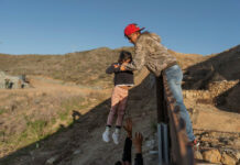 Migrantes cruzando la frontera. Foto Ap.