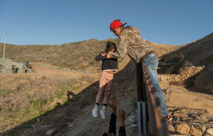 Migrantes cruzando la frontera. Foto Ap.