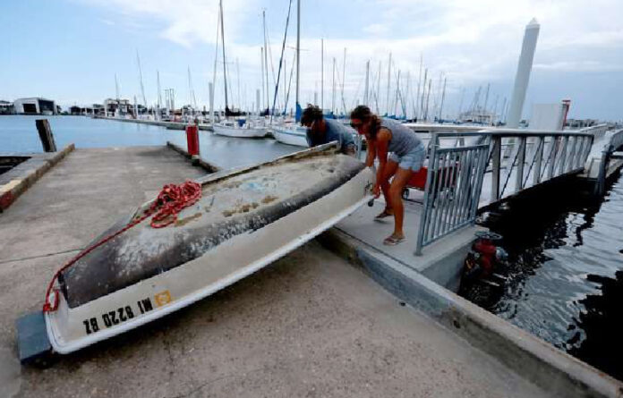 En Nueva Orleans, Luoisiana, la gente ata sus embarcaciones ante la llegada del huracán ‘Marco’ y la tormenta tropical ‘Laura’. Foto Afp.