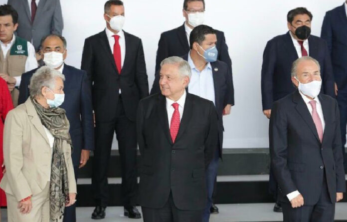 La secretaria de Gobernación, Olga Sánchez Cordero y el presidente Andrés Manuel López Obrador, al finalizar la reunión con la Conago. Foto: Presidencia.