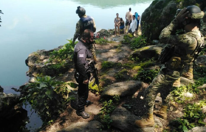 Elementos de la Secretaría de Seguridad Pública y Protección Ciudadana del Estado dispersan a los asistentes de la fiesta en playa Sayulita. Foto cortesía SSPC.