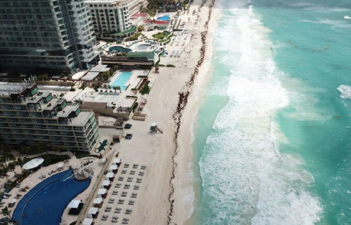 Las playas de Cancún, en Quintana Roo, que han vuelto a abrir sus puertas al turismo después de permanecer varios meses cerradas debido a la pandemia por Covid-19. Foto Cuartoscuro / Archivo.