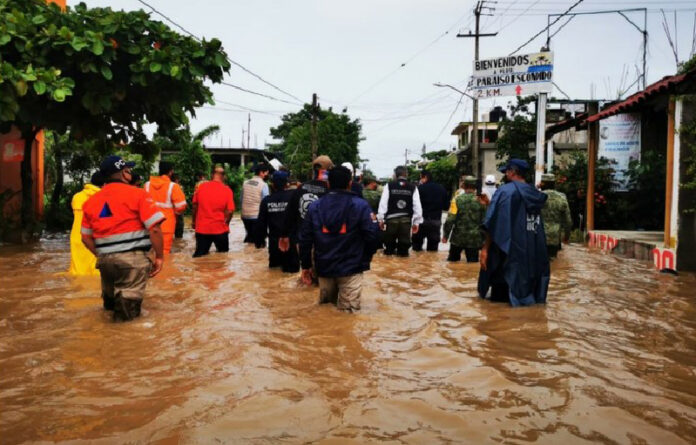 Elementos de Protección Civil de Guerrero, de emergencias de la CNPC, del Ejército y autoridades municipales en la Costa Grande, inspeccionan las zonas afectadas tras el paso de la tormenta tropical, el 27 de agosto de 2020. Foto tomada de l Twitter de @PC_Guerrero.