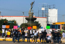 Padres de niños con cáncer protestan frente al hospital Pediátrico en Tuxtla Gutiérrez. Foto La Jornada.
