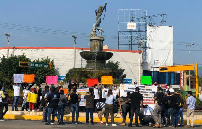 Padres de niños con cáncer protestan frente al hospital Pediátrico en Tuxtla Gutiérrez. Foto La Jornada.