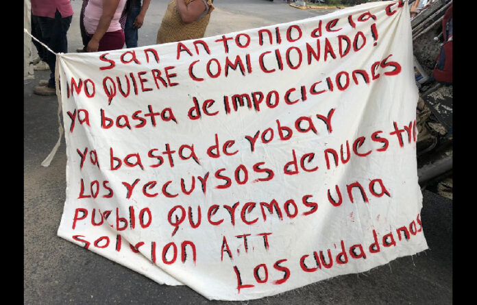 Vecinos de San Antonio de la Cal toman la avenida para manifestarse contra la imposición del consejo municipal, esto por la destitución del edil Alfonso Vásquez Santiago por el TEPJF en el mes de julio. FOTO: Portal www.tvbus.tv/web/.