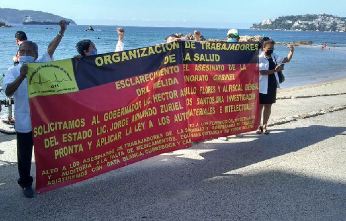 La Organización Trabajadores de la Salud exigió el asesinato de la directora del hospital de Huamuxtitlán. Foto Héctor Briseño.