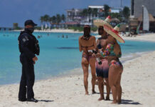 Turistas en playas de Solidaridad, Quintana Roo, este jueves. Foto Juan Manuel Valdivia.