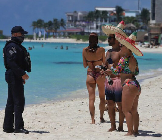 Turistas en playas de Solidaridad, Quintana Roo, este jueves. Foto Juan Manuel Valdivia.