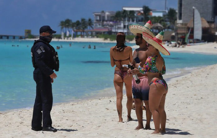 Turistas en playas de Solidaridad, Quintana Roo, este jueves. Foto Juan Manuel Valdivia.