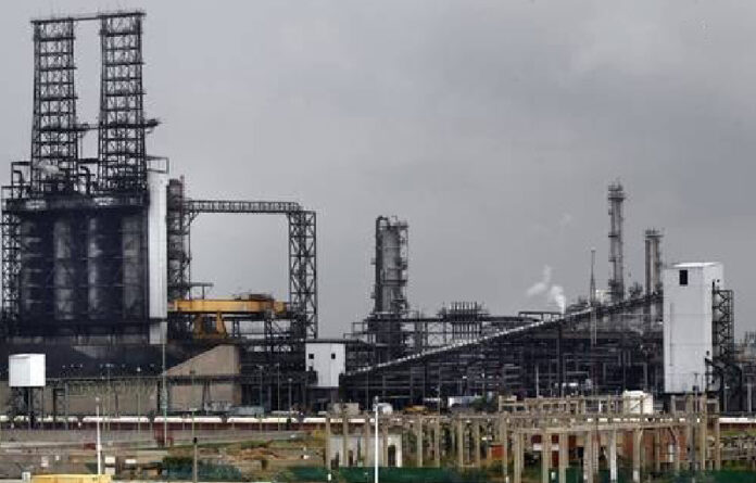 Vista parcial de la refinería Francisco I. Madero, en Tamaulipas. Foto Marco Peláez / Archivo.