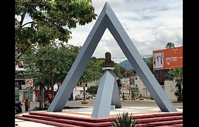 Con el apoyo de participantes del Programa “Labor Comunitaria”, en el monumento erigido en memoria de la madre de Benito Juárez se realizaron trabajos de pintura, iluminación, jardinería y reposición de placa alusiva.