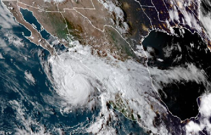 El Servicio Meteorológico Nacional ofreció un estatus sobre el huracán ‘Genevieve’, que provocará lluvias torrenciales Baja California Sur, rachas de viento de 90 a 100 km/h, por el que habrá oleaje elevado de 6 a 8 metros en las costas. Imagen tomada del Twitter @conagua_clima.