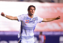 Santiago Giménez del Cruz Azul en festejo después de anotar el tercer gol de su equipo. Foto Jam Media.