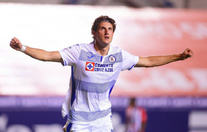 Santiago Giménez del Cruz Azul en festejo después de anotar el tercer gol de su equipo. Foto Jam Media.