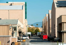 Una calle vacía entre sets en el lote de Warner Bros. durante la crisis de Covid-19, en Burbank, California, el 2 de abril de 2020. Foto Afp.