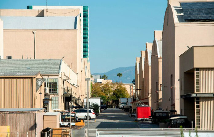 Una calle vacía entre sets en el lote de Warner Bros. durante la crisis de Covid-19, en Burbank, California, el 2 de abril de 2020. Foto Afp.