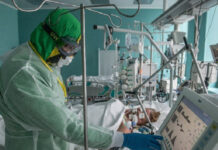 Un trabajador de la salud cuida a un paciente enfermo de Covid-19 en una unidad de cuidados intensivos, en el Centro Nacional de Investigación Médica para Endocrinología en Moscú, Rusia. Foto Xinhua.