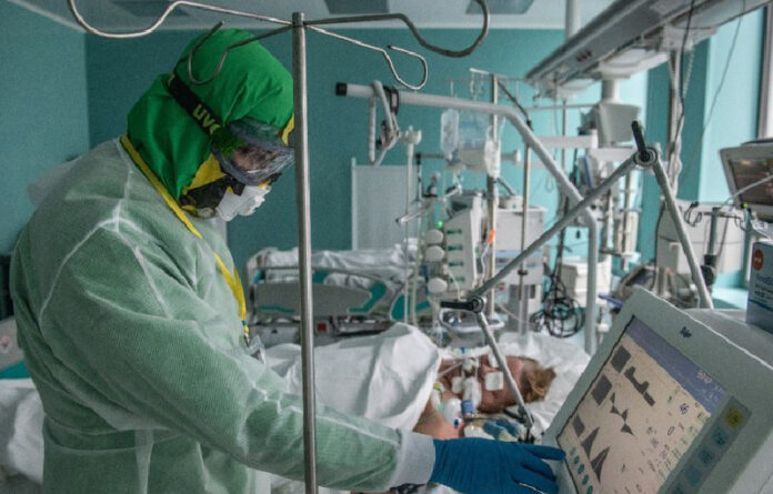 Un trabajador de la salud cuida a un paciente enfermo de Covid-19 en una unidad de cuidados intensivos, en el Centro Nacional de Investigación Médica para Endocrinología en Moscú, Rusia. Foto Xinhua.