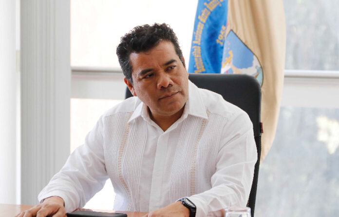 El rector de la Universidad Autónoma “Benito Juárez” de Oaxaca (UABJO), Eduardo Bautista Martínez, reiteró que para ingresar a las 35 licenciaturas que se ofertan, es a través del examen de admisión.