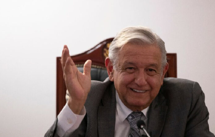 El presidente Andrés Manuel López Obrador durante la entrevista con ‘La Jornada’ en Palacio Nacional. El mandatario se reivindica como un luchador social de por vida, pero afirma que su responsabilidad política llegará a su fin al concluir su sexenio. “Yo termino, si así lo decide la gente, en 2024 y no vuelvo a participar. No ocuparé cargo alguno, porque ya contribuí y vendrán otros”. Foto Alfredo Domínguez.