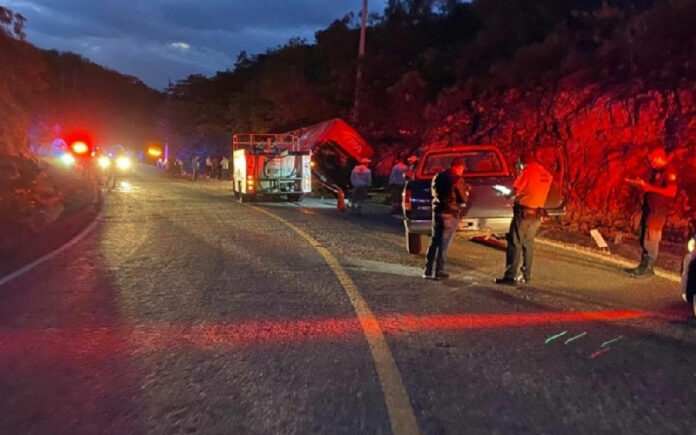 La SSyPC mantiene dispositivo vial y de rescate a la altura del KM 204+300 del tramo carretero La Trinitaria - Frontera Comalapa. Foto tomada del Twitter de @SSyPC_Chiapas.