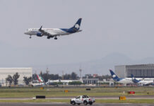 Aviones de Aeroméxico en pistas del AICM. Foto Guillermo Sologuren/ archivo.