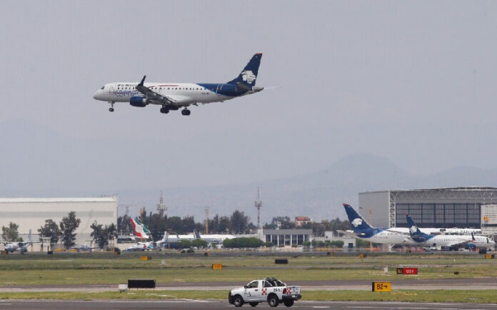 Aviones de Aeroméxico en pistas del AICM. Foto Guillermo Sologuren/ archivo.