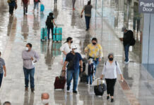 Pasajeros en el AICM. Foto Roberto García Ortiz.