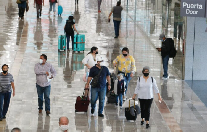 Pasajeros en el AICM. Foto Roberto García Ortiz.