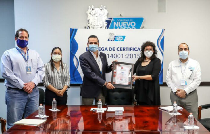 El alcalde mostró el reconocimiento en sus redes sociales. Foto Carlos Figueroa.