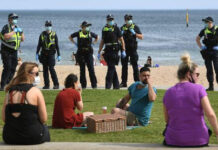 Durante una protesta contra el confinamiento, ayer en Melbourne, Australia. Foto Afp.