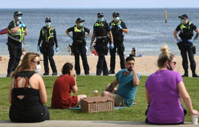 Durante una protesta contra el confinamiento, ayer en Melbourne, Australia. Foto Afp.