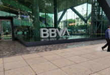 BBVA, banco de mayor presencia en el sistema financiero mexicano, ejecutó dos envíos entre el 3 de noviembre y el 19 de noviembre de 2015 a esa misma entidad financiera, por 192 mil 918 dólares. Foto Julio Gutiérrez / Archivo.