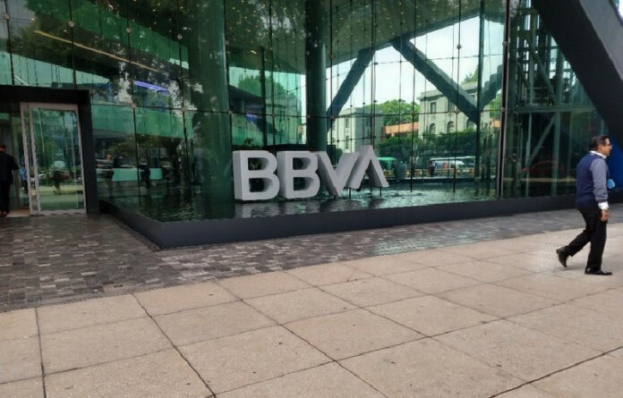 BBVA, banco de mayor presencia en el sistema financiero mexicano, ejecutó dos envíos entre el 3 de noviembre y el 19 de noviembre de 2015 a esa misma entidad financiera, por 192 mil 918 dólares. Foto Julio Gutiérrez / Archivo.