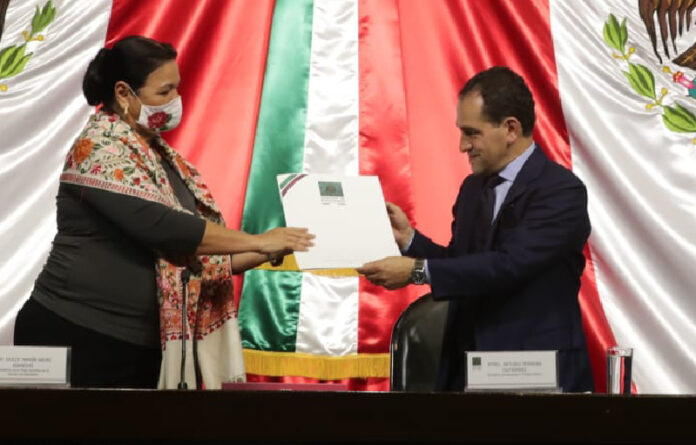 Arturo Herrera le entrega a Dulce María Sauri el paquete económico en San Lázaro. Foto Cámara de Diputados.