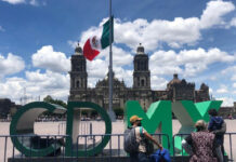La bandera nacional ondea a media asta en el Zócalo de la Ciudad de México por el Día Internacional del Detenido Desaparecido. Foto Luis Castillo.