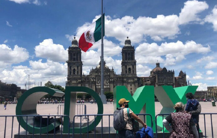 La bandera nacional ondea a media asta en el Zócalo de la Ciudad de México por el Día Internacional del Detenido Desaparecido. Foto Luis Castillo.